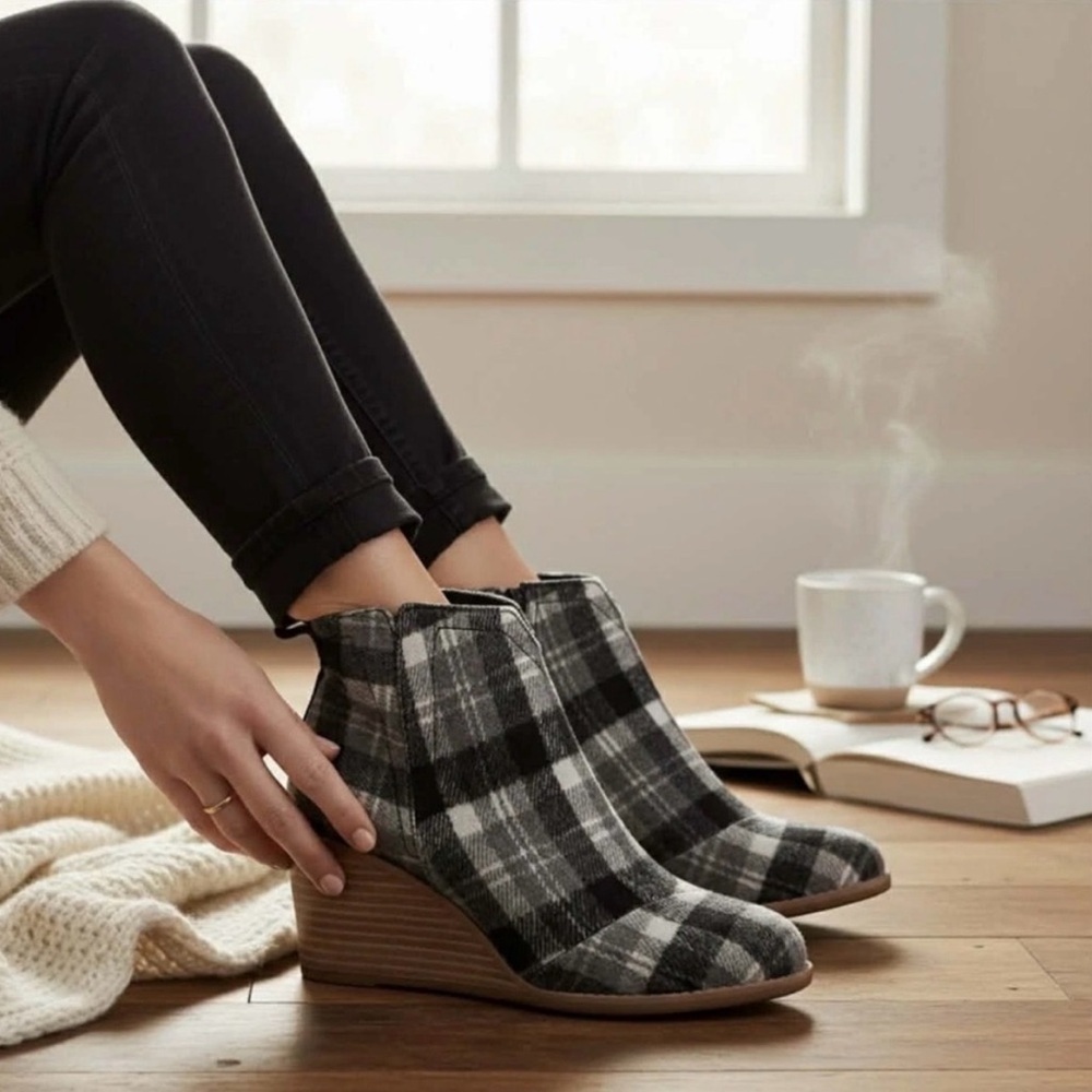Toms Wedge Heeled Booties Black/White/Gray Plaid Flannel Women’s Size 9​​​